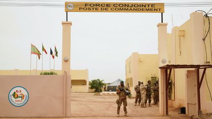 Un soldat malien à l'entrée d'un camp de base de la force G5 Sahel (SEBASTIEN RIEUSSEC / AFP)