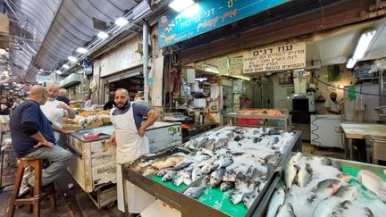 Un poissonnier du Marché de Mahane Yehouda à Jérusalem. (AGATHE MAHET / RADIOFRANCE)