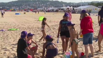 Vacances : le Secours populaire emmène les familles privées de vacances à la mer