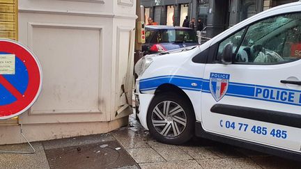 La voiture de police a fini sa course sur le trottoir, à Saint-Étienne, le 27 avril. (LILA LEFEBVRE / RADIO FRANCE)