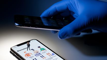 L'application StopCovid sur un smartphone, le 28 mai 2020. (JOEL SAGET / AFP)