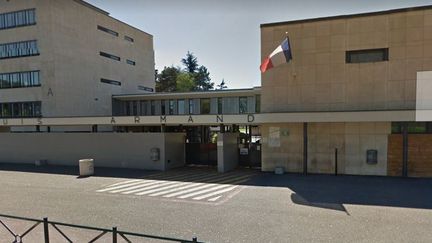 Un élève de première dans un établissement de Villefranche-sur-Saône (Rhône) a poignardé, lundi 12 septembre, une de ses camarades dont le pronostic est "fortement engagé". (GOOGLE STREET VIEW / FRANCEINFO)