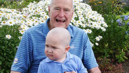 L'ancien pr&eacute;sident am&eacute;ricain, George Bush s'est ras&eacute; la t&ecirc;te pour soutenir Patrick, le fils d'un ancien agent secret atteint de leuc&eacute;mie, Kennebunkport (Maine, Etats-Unis), le 24 juillet 2013. (AP / SIPA)