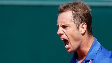 Le tennisman fran&ccedil;ais Richard Gasquet joue contre le Tch&egrave;que&nbsp;Tomas Berdych, lors de la demi-finale de la Coupe Davis, &agrave; Paris, le 12 septembre 2014. (PATRICK KOVARIK / AFP)