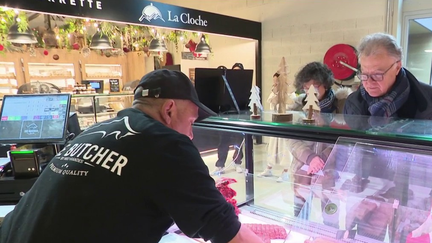 D'après le gestionnaire du réseau, RTE, les coupures de courant pourraient être très importantes. Cela inquiète les artisans de commerces de bouche, comme les bouchers ou encore les poissonniers. (France 2)