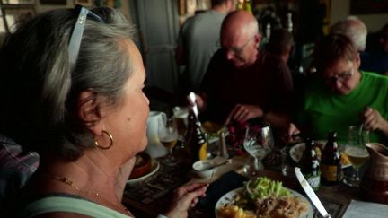 Dans la région des Flandres, la convivialité est le maître mot. Elle peut se partager autour d'un repas, mais aussi de la bière, symbole de fête. (France 2)