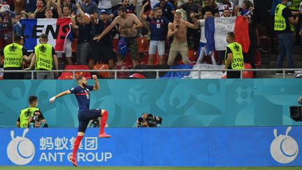 Karim Benzema célèbre le deuxième but de l'équipe de France lors&nbsp;des huitièmes de finale de&nbsp;l'Euro&nbsp;face à la&nbsp;Suisse, à la National Arena de Bucarest (Roumanie), le 28 juin 2021. (JUSTIN SETTERFIELD / POOL / AFP)