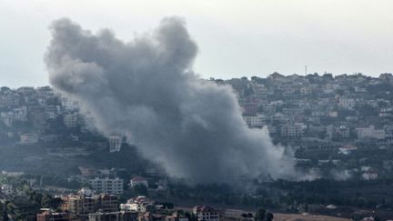 Une colonne de fumée après une frappe israélienne sur le village de Khiam, au sud du Liban, le 22 septembre 2024. (RABIH DAHER / AFP)