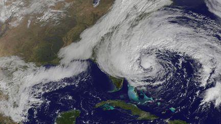 L'ouragan Sandy&nbsp;&agrave; l'approche de la c&ocirc;te am&eacute;ricaine en image satellite, le 27 octobre 2012. ( JUAN MEDINA / REUTERS)