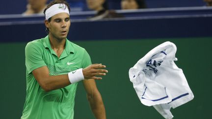 Rafael Nadal jetant sa serviette au ramasseur de balles pendant la finale du Masters de Shanghai (Chine), le 18 octobre 2009. (NIR ELIAS / REUTERS)