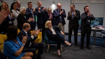 Marine Le Pen, candidate du Rassemblement national à l'élection présidentielle, découvre les résultats du premier tour avec ses proches, à Paris le 10 avril 2022 (JOEL SAGET / AFP)