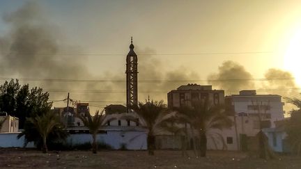 De la fumée s'élève au-dessus des bâtiments dans le sud de Khartoum, la capitale du Soudan, alors que les violences entre deux généraux soudanais rivaux se poursuivent, le 17 mai 2023. (AFP)