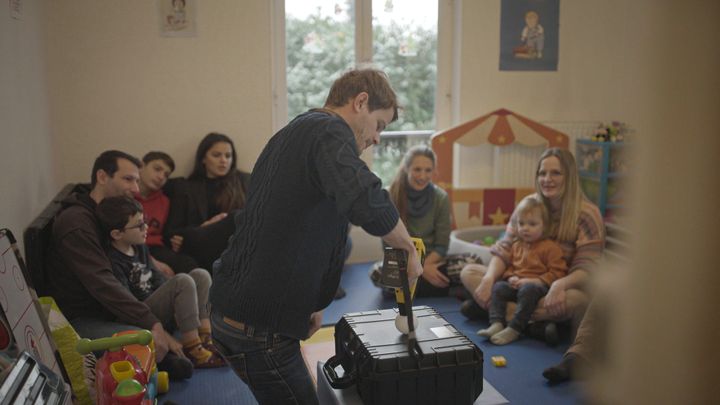 Journalist Martin Boudot, from the show "Green of Rage"carries out analyzes on toys in order to highlight the presence of bromine, in a documentary broadcast on January 15, 2024 on France 5. (PREMIERES LIGNES TELEVISIONS)