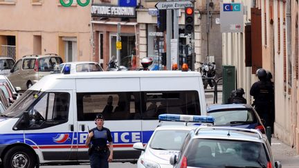 Avenue Pujol, &agrave; Toulouse, des policiers bouclent les lieux de la prise d'otages qui a d&eacute;but&eacute; dans la matin&eacute;e du 20 juin 2012 dans une agence bancaire. (REMY GABALDA / AFP)