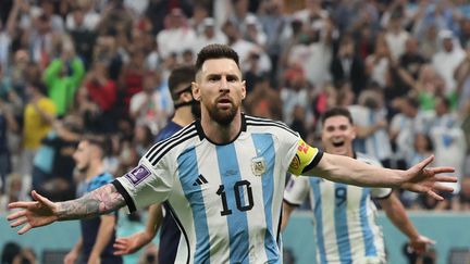 Qui d'autre ? Lionel Messi n'a pas tremblé pour transformer son penalty contre la Croatie, le 13 décembre 2022, et guider l'Argentine vers la finale. Intenable face aux Croates, La Pulga a également signé une incroyable passe décisive pour Julian Alvarez, après&nbsp;un festival de dribbles. (JACK GUEZ / AFP)