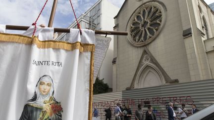 Des manifestants bloquent l'accès à l'église Sainte-Rita, dans le XVe arrondissement de Paris, le 3 août 2016. (GEOFFROY VAN DER HASSELT / AFP)