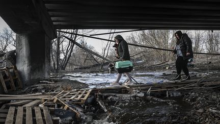 Des civils évacuent de Kiev (Ukraine), le 10 mars 2022.&nbsp; (EMIN SANSAR / ANADOLU AGENCY / AFP)