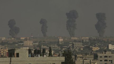De la fum&eacute;e s'&eacute;chappe au-dessus de Rafah (Palestine) apr&egrave;s des frappes a&eacute;riennes isra&eacute;liennes, le 7 juillet 2014. (REUTERS)
