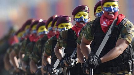 Des soldats v&eacute;n&eacute;zu&eacute;liens d&eacute;filent pour c&eacute;l&eacute;brer l'anniversaire de la d&eacute;claration d'ind&eacute;pendance &agrave; Caracas (Venezuela), le 5 juillet 2012. (JUAN BARRETO / AFP)