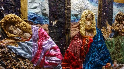 Elle, ingénieur chimiste, Lui, architecte. Ils ont laissé leurs professions pour se consacrer, depuis 13 ans, à des expériences textiles voire des fusions textiles. D'abord intéressés par le patchwork, ils se tournent vers un style fait d'expérimentation créative. "Créer ensemble c'est énergisant, enthousiasmant et fantastique pour le moral : c'est une cure de jouvence !" indique Marco Sarzi-Sartori. 
 (Corinne Jeammet)