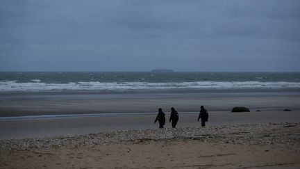 Des policiers sur une plage de Wimereux, près de Calais (Pas-de-Calais), le 26 novembre 2021. Photo d'illustration.&nbsp; (VALERIA MONGELLI / HANS LUCAS / AFP)