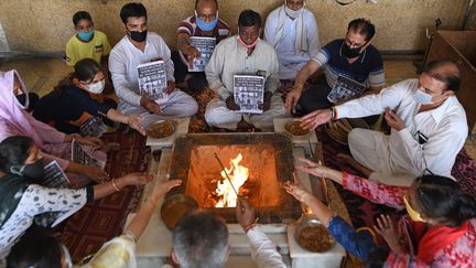 Les membres de l'Arya Samaj effectuent un rituel religieux rendant hommage aux soldats indiens qui ont perdu la vie à la suite d'un récent affrontement entre l'Inde et la Chine, à Amritsar le 19 juin 2020. (NARINDER NANU / AFP)