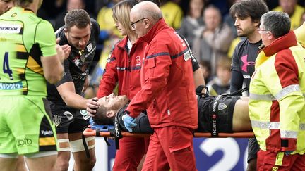 Camille Lopez, sorti sur une civière et consolé par Lapandry, lors du match de Clermont contre Northampton le 21 octobre 2017 (THIERRY ZOCCOLAN / AFP)