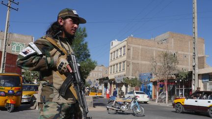 Un combattant taliban le long d'une route après une explosion dans la mosquée Gazargah, à Herat (Afghanistan), le 2 septembre 2022.&nbsp; (AFP)