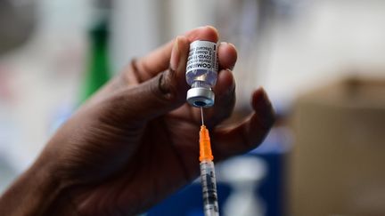 Une soignante prépare une dose du vaccin Pfizer BioNTech contre le Covid-19, le 29 juin 2021. (MARTIN BUREAU / AFP)