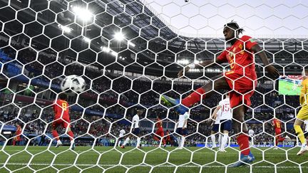 Retour à l'envoyeur ! Michy Batshuayi célèbre le but de la Belgique contre l'Angleterre en frappant dans le ballon, mais celui-ci rebondit contre le poteau et lui revient en pleine figure, lors de la phase de groupes de la Coupe du monde, le 28 juin 2018 à Kaliningrad. (DIRK WAEM / BELGA MAG / AFP)