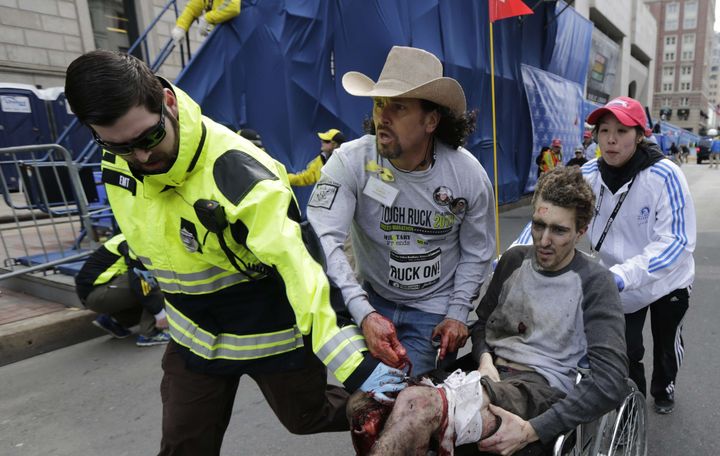 Jeff Bauman transport&eacute; sur une chaise roulante apr&egrave;s les attentats du marathon de Boston (Etats-Unis), le 15 avril 2013. (CHARLES KRUPA / AP / SIPA)