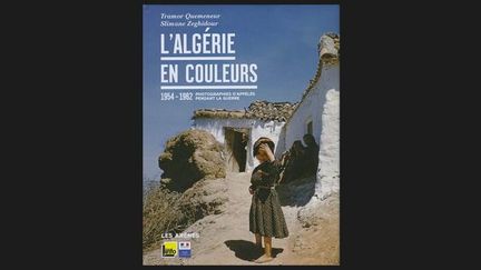 350 photographies inédites, prises par des appelés français en Algérie entre 1954 et 1962.
	 
	L&#039;Algérie en couleurs
	Slimane Zeghidour, Tramor Quemeneur
	Editions Les Arènes
	192 pages / 29,80 euros
	 
	En savoir + sur Culturebox
 (Ed. Les Arènes)