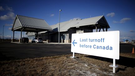 Un panneau indiquant le dernier embranchement avant la frontière canadienne, dans le Montana, aux Etats-Unis, le 20 novembre 2015. (LUCY NICHOLSON / REUTERS)