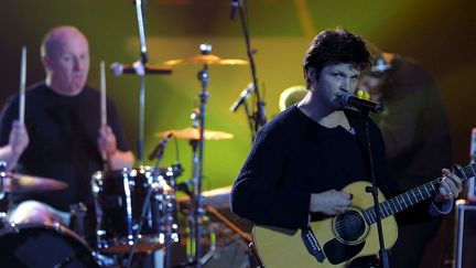 Bertrand Cantat et le batteur Denis Barthe de Noir Désir lors des 17e Victoires de la Musique au Zénith de Paris le 9 mars 2002.&nbsp; (MAXPPP / LE PARISIEN)