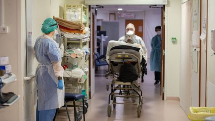 Un membre du personnel soignant pousse un brancard transportant un patient atteint du Covid-19 aux urgences de l'hôpital de Périgueux (Dordogne), le 19 novembre 2020. (ROMAIN LONGIERAS / HANS LUCAS / AFP)