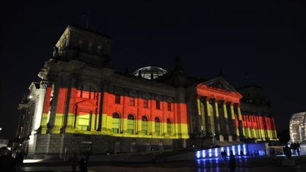 Le Reichstag à Berlin, illuminé aux couleurs du drapeau allemand, à l'occasion de l'anniversaire de la réunification (AFP - ODD ANDERSEN)