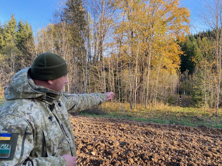 Deputy Colonel Akimov points to the forest on the Ukrainian-Romanian border, through which the deserters are trying to pass.  October 2023 (BORIS LOUMAGNE / FRANCEINFO / RADIO FRANCE)