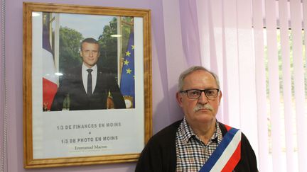 &nbsp;Jean-François Damien devant la photo présidentielle qu'il a retouché. (MAXPPP)