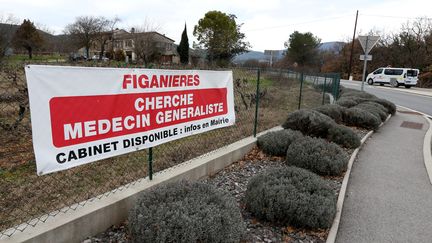 Une&nbsp;banderole pour trouver un nouveau médecin à Figanières (Var). (PHILIPPE ARNASSAN / MAXPPP)