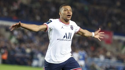 Kylian Mbappé célèbre&nbsp;un but inscrit face à Strasbourg en Ligue 1 avec le Paris Saint-Germain, le 29 avril.&nbsp; (JEAN CATUFFE / JEAN CATUFFE)