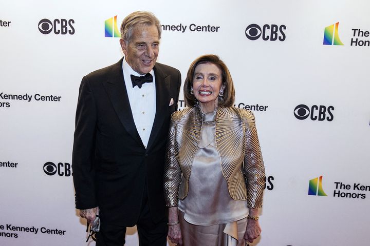 Nancy Pelosi et son mari Paul Pelosi à Washington (Etats-Unis), le 28 octobre 2022.&nbsp; (SAMUEL CORUM / AFP)