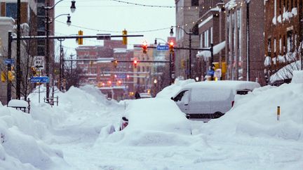 De nombreuses voitures se sont retrouvées piégées par la neige dans les rues de Buffalo, dans l'Etat de New York (Etats-Unis), le 26 décembre 2022. (BUREAU DE LA GOUVERNEURE KATHY HOCHUL / AFP)