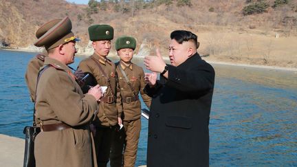 Le leader nord-cor&eacute;en Kim Jong-un, le 12 mars 2015 lors de la visite d'une usine d'armement dans la province de Kangwon (Cor&eacute;e du Nord). (KNS / KCNA / AFP)