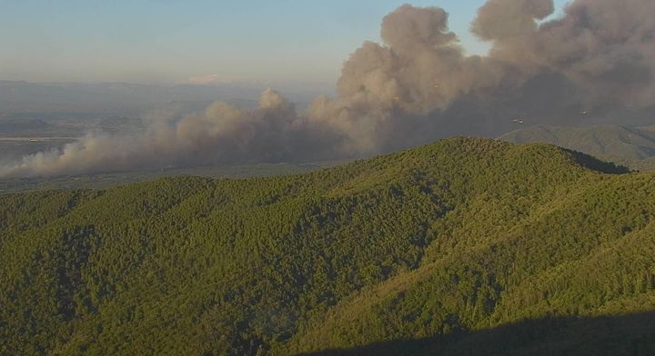 Vue du massif des Maures, en proie aux flammes, le 17 août 2021. (HANDOUT / SECURITE CIVILE)