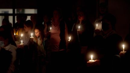 Des élèves lors d'une veillée en hommage des victimes d'une fusillade au lycée d'Oxford, dans le Michigan (Etats-Unis), le 30 novembre 2021. (JAKE MAY / AP / SIPA)