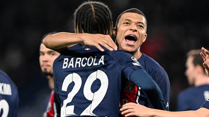 Bradley Barcola et Kylian Mbappé ont tous les deux été buteurs pour le Paris Saint-Germain lors du huitième de finale aller de la Ligue des champions remporté au Parc des Princes contre la Real Sociedad, le 14 février 2024. (MIGUEL MEDINA / AFP)