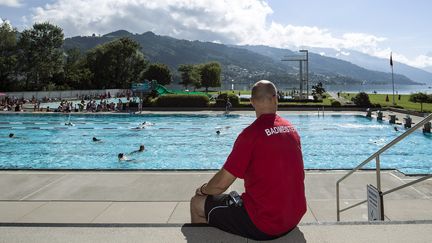 Une piscine à Thun en Suisse, le 15 juillet 2014. (PETER SCHNEIDER / MAXPPP)