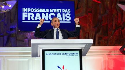 Le candidat d'extrême droite à la présidentielle, Eric Zemmour, lors d'un meeting à Saint-Quentin (Aisne), le 14 janvier 2022. (JAAK MOINEAU / HANS LUCAS / AFP)