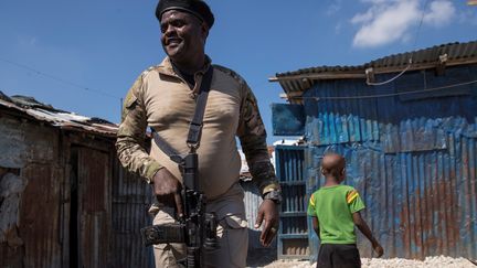 Le chef de gang haïtien Jimmy Cherizier, alias Barbecue, célèbre pour brûler vives ses victimes. (ORLANDO BARRIA / EFE)