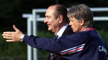 Jacques Chirac (à g.) et Aimé Jacquet, alors entraîneur de l'équipe de France, le 3 juin 1998, à Clairefontaine (Yvelines). (GABRIEL BOUYS / AFP)